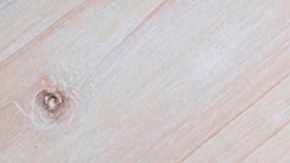 plato de sopa de verduras con camarones