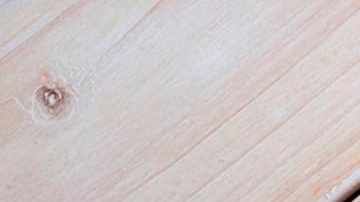 plato de sopa de verduras con camarones