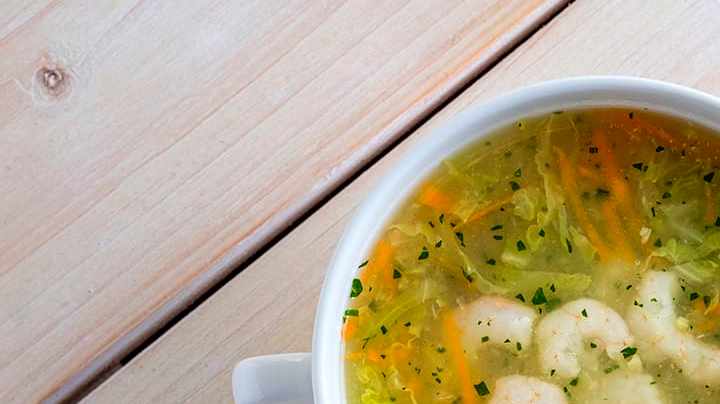 plato de sopa de verduras con camarones