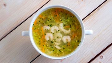 plato de sopa de verduras con camarones