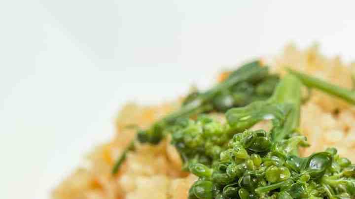 plato de arroz integral con verduras