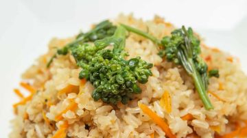 plato de arroz integral con verduras