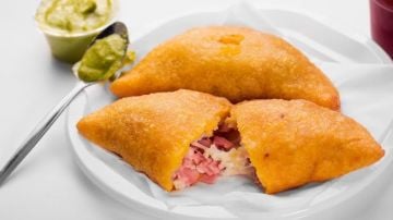 empanada de jamón y queso venezolana