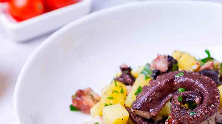 plato de ensalada de pulpo con papas