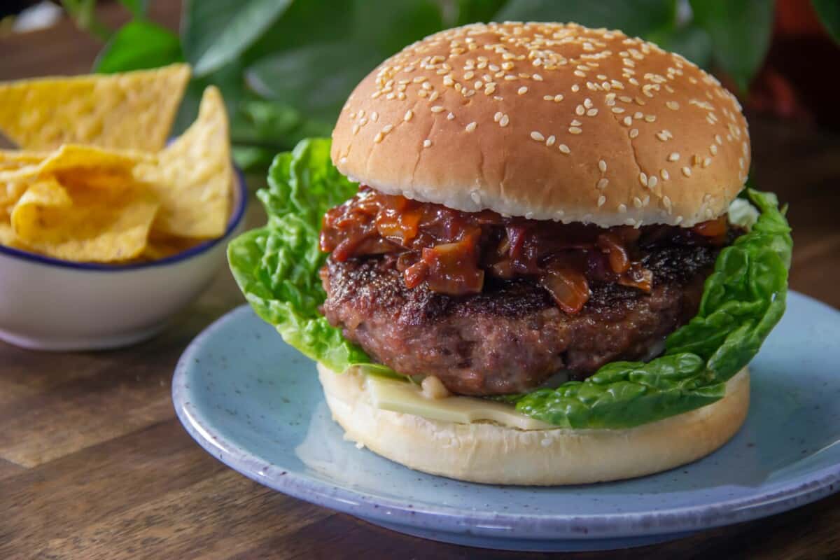 hamburguesa de res con relleno de queso