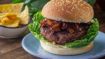 hamburguesa de res con relleno de queso