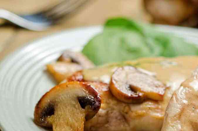 plato con pechugas de pollo al vino blanco