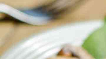 plato con pechugas de pollo al vino blanco