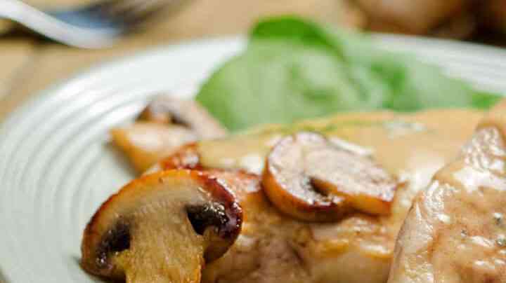 plato con pechugas de pollo al vino blanco