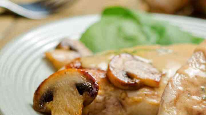 plato con pechugas de pollo al vino blanco