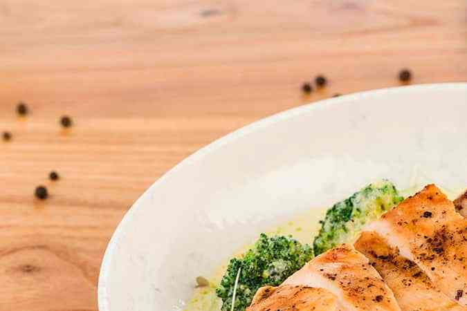 delicioso pollo en salsa de brocoli