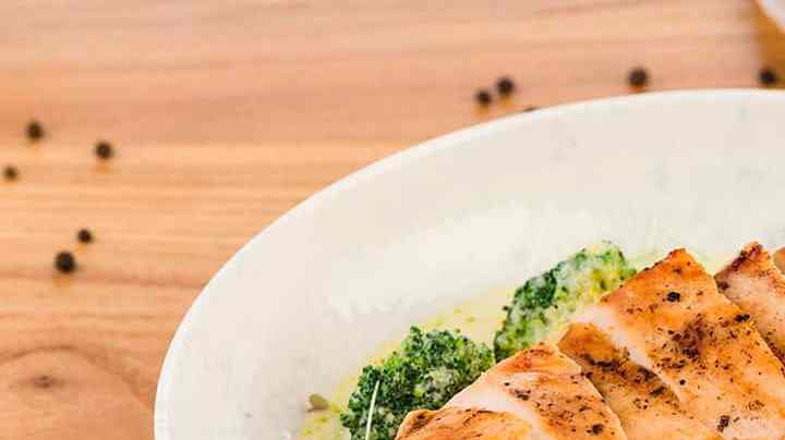 delicioso pollo en salsa de brocoli