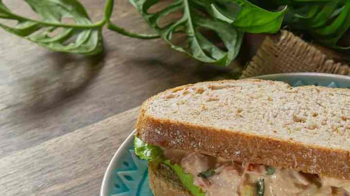 sándwich con ensalada de atún