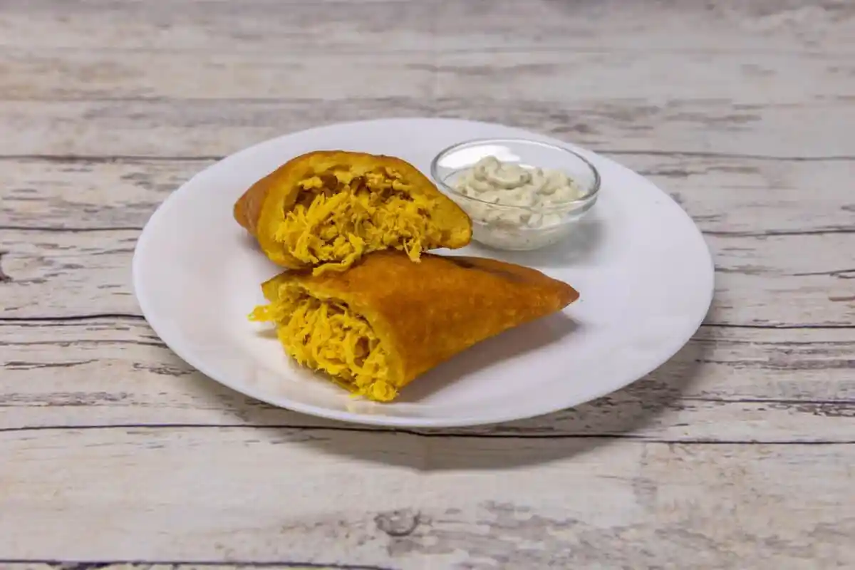 Empanada de pollo venezolana