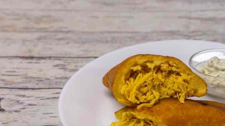 Empanada de pollo venezolana