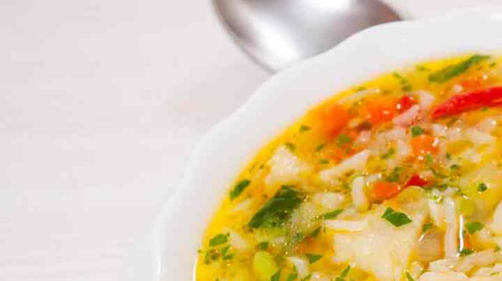 plato de sopa de pescado con arroz