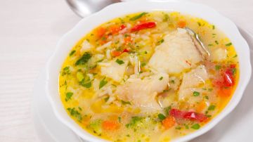 plato de sopa de pescado con arroz