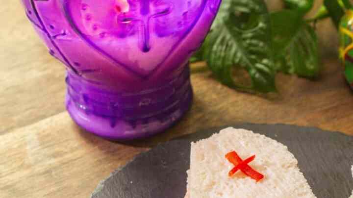 sándwich de atún en forma de ataúd