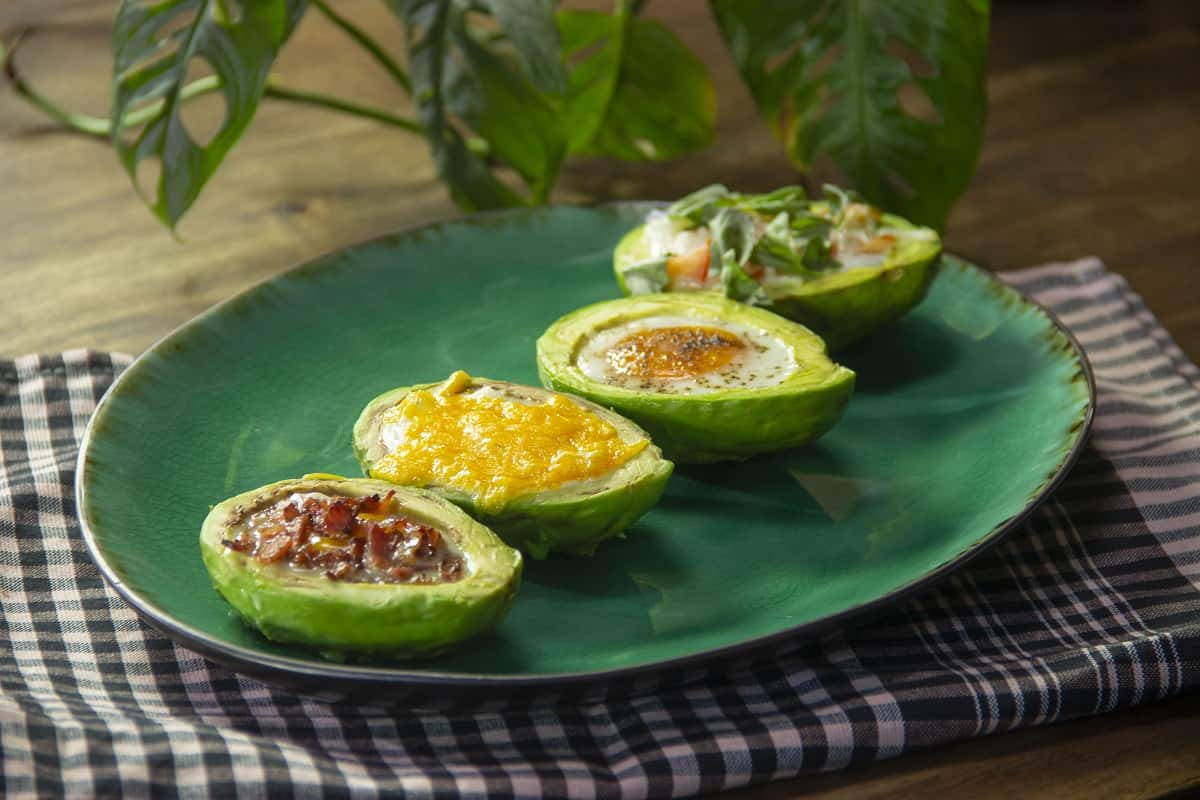 Cómo hacer aguacate horneado con huevo queso y tocino