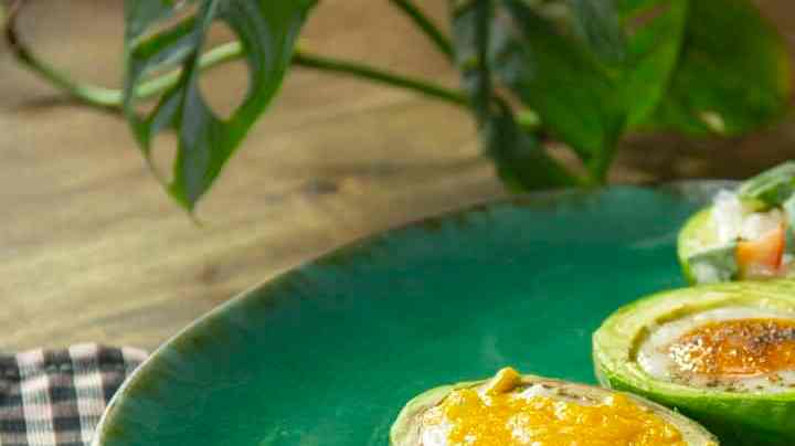 aguacate horneado con huevo, queso y tocino