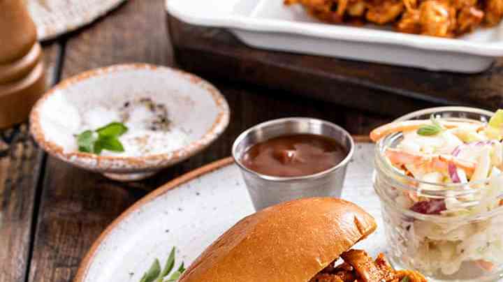 Deliciosa hamburguesa de pulled chicken casera