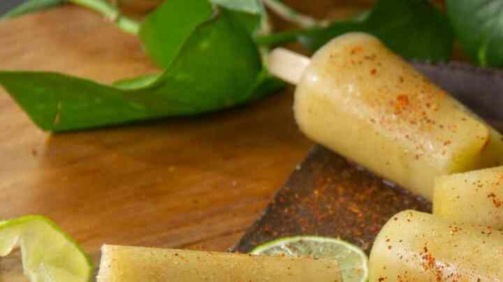 paletas de pepino, chile y limón