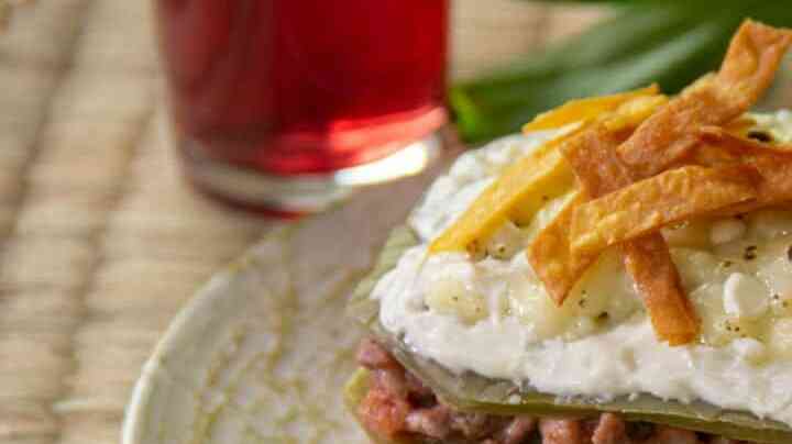 pastel azteca de nopales con carne