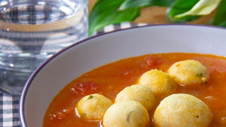 Caldo con bolitas de papa