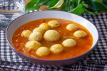 Caldo con bolitas de papa