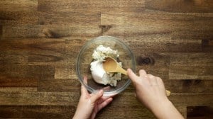 Dip de queso roquefort con frutos secos