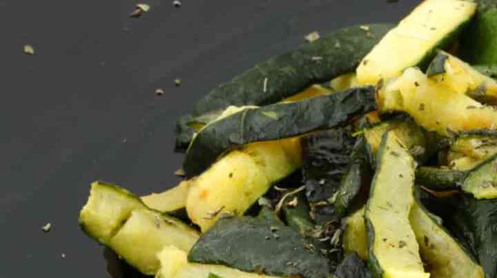 delicioso calabacín salteado con ajo y hierbas