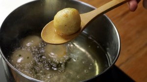 Caldo con bolitas de papa