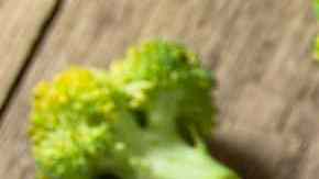 plato de crema de brocoli y calabacin