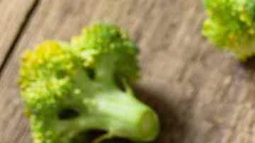 plato de crema de brocoli y calabacin