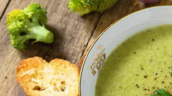 plato de crema de brocoli y calabacin