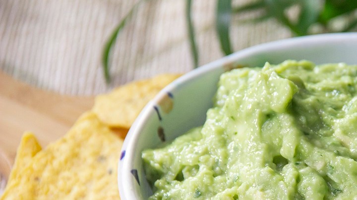dip de aguacate, huerbabuena y limón