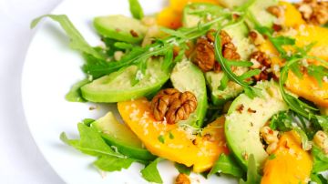 plato de ensalada de nueces, aguacate y mango