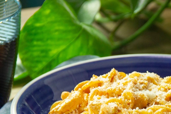 espaguetis con pollo y crema al chipotle