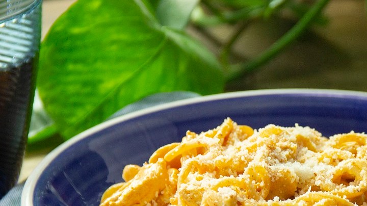 espaguetis con pollo y crema al chipotle