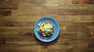 tostadas de pollo con salsa de cilantro