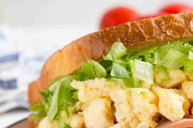 delicioso sandwich de huevo revuelto con jamon y queso