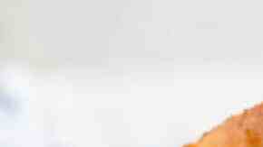 delicioso sandwich de huevo revuelto con jamon y queso