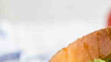 delicioso sandwich de huevo revuelto con jamon y queso