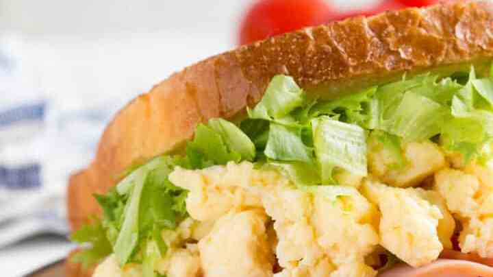 delicioso sandwich de huevo revuelto con jamon y queso