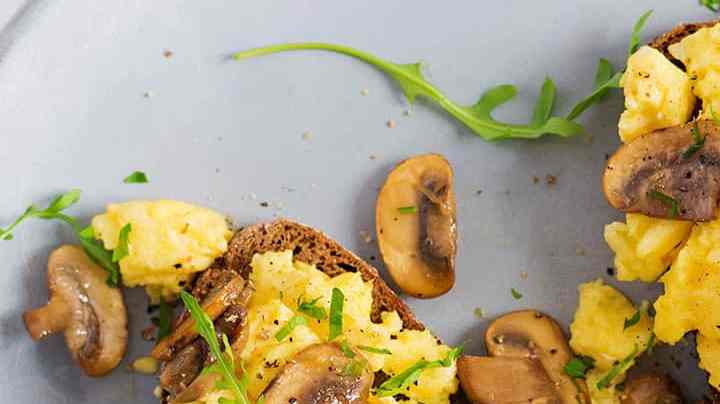 dos deliciosas tostas con revoltillo y champiñones