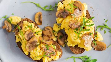 dos deliciosas tostas con revoltillo y champiñones