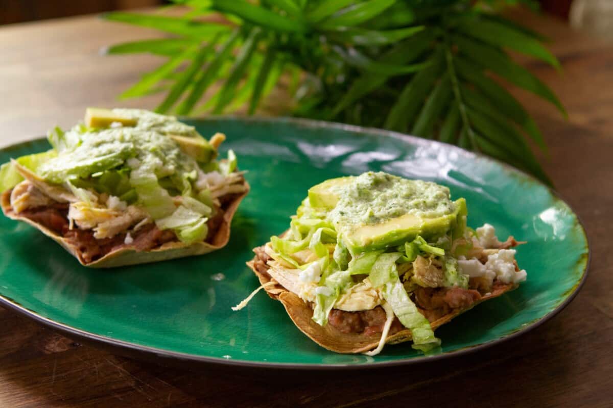 tostadas de pollo con salsa de cilantro