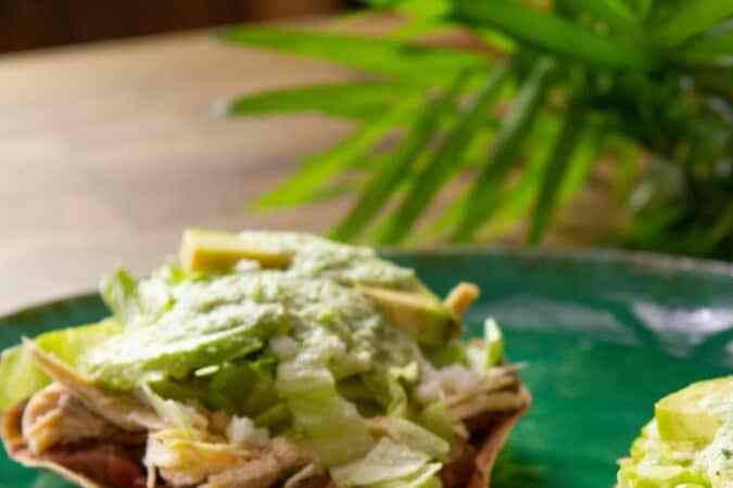 tostadas de pollo con salsa de cilantro
