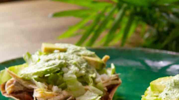 tostadas de pollo con salsa de cilantro