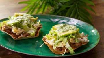 tostadas de pollo con salsa de cilantro